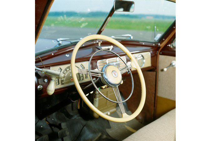 PV60. Dashboard, note search lamp handle at extreme left