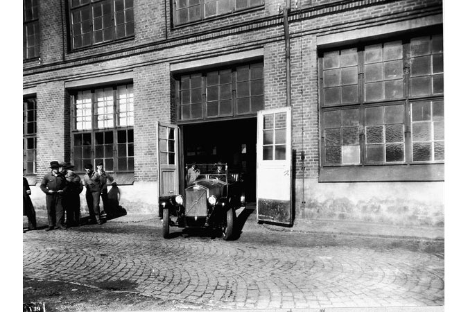 The Volvo ÖV4 at the factory gate in Lundby, Gothenburg 1927
