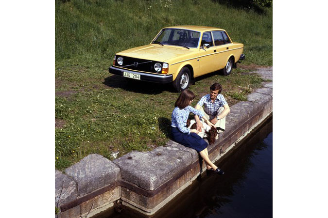 The 240 with its characteristic front, influenced by the VESC safety concept Volvo