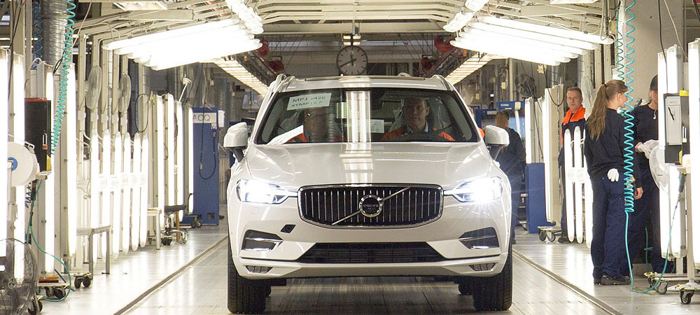 207631_The_first_new_XC60_rolls_off_the_production_line_in_Torslanda_Sweden.jpg